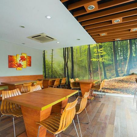 Life Hotel Stasiun Kota Surabaya Kültér fotó