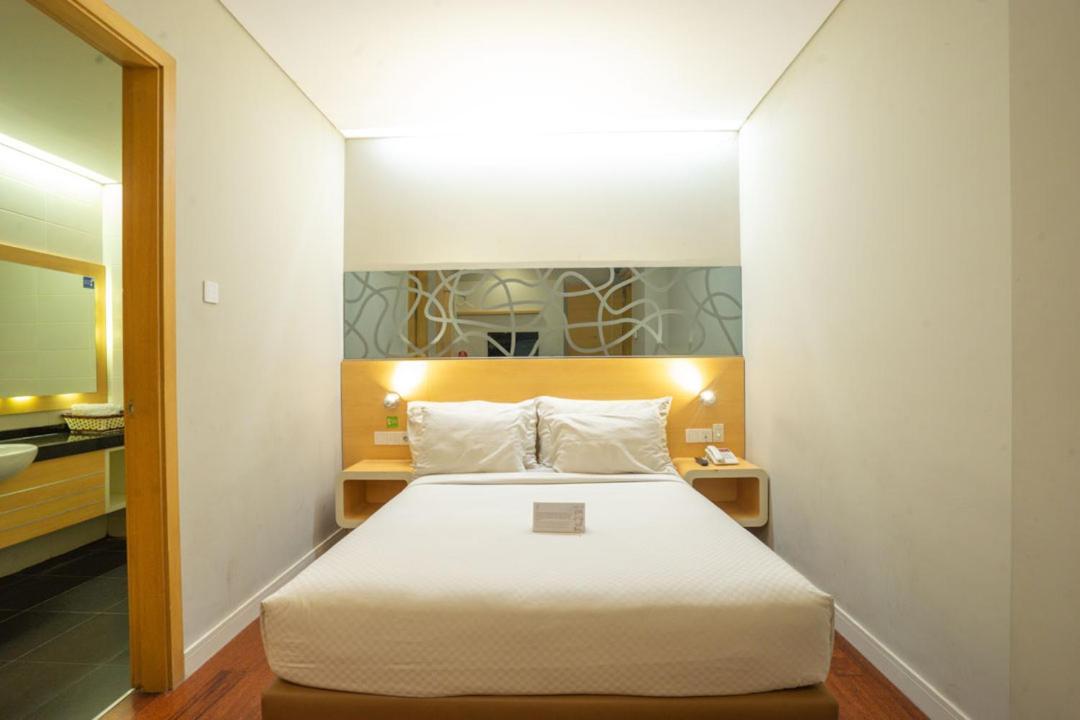Life Hotel Stasiun Kota Surabaya Kültér fotó